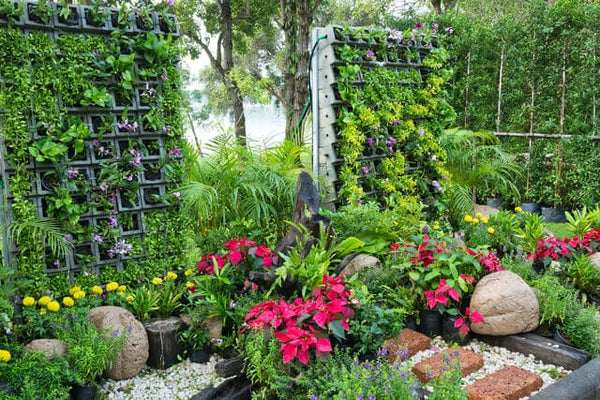 A BEE-FRIENDLY ALTERNATIVE FOR CONFINED SPACES: VERTICAL GARDENS