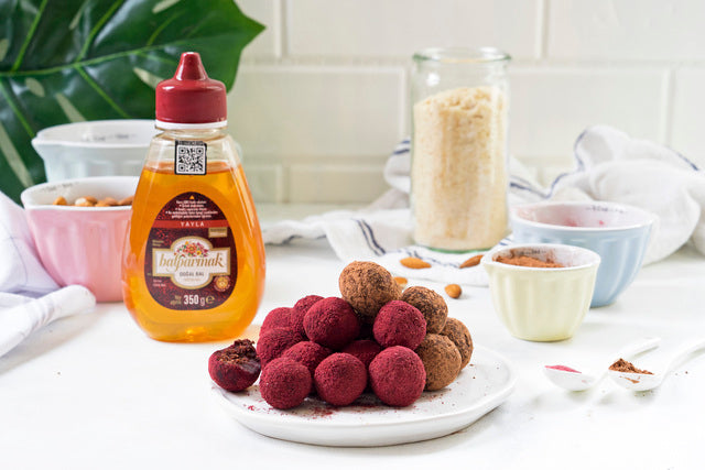 LEZZETLİ KADİFE DOKU: RED VELVET HURMALI TOPLAR TARİFİ